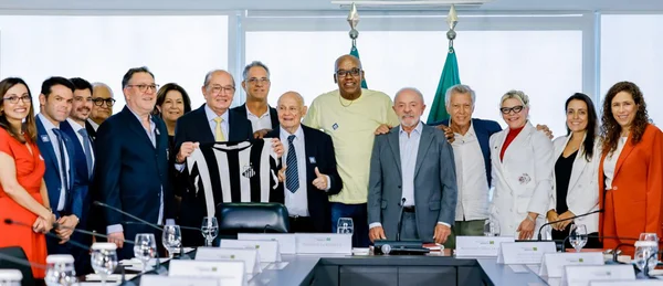 imagem colorida do ato de assinatura da cessão do Centro de Treinamento Rei Pelé ao Santos