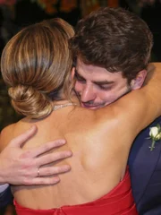 Karla e Pedro Felmanas compartilham abraço emocionado durante o casamento