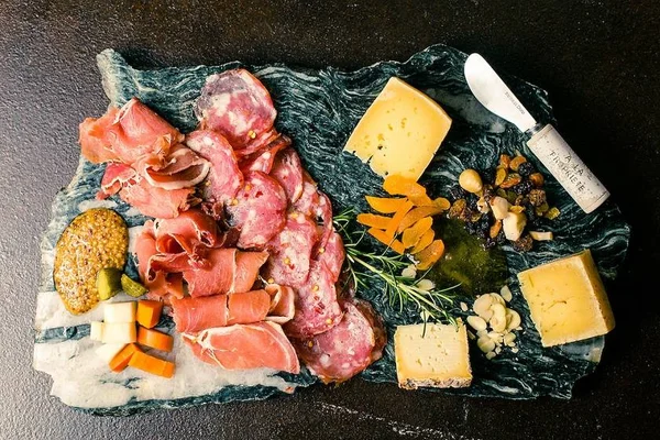 IVV Swine bar lança kits para happy hour com frios, vinho e espumante