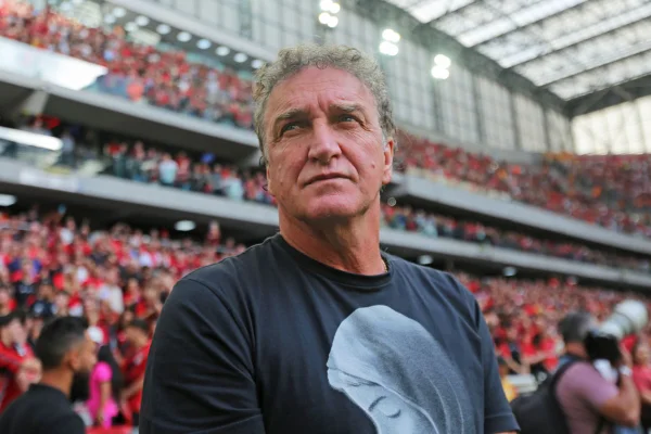 Imagem colorida de Cuca à beira do campo - Metrópoles