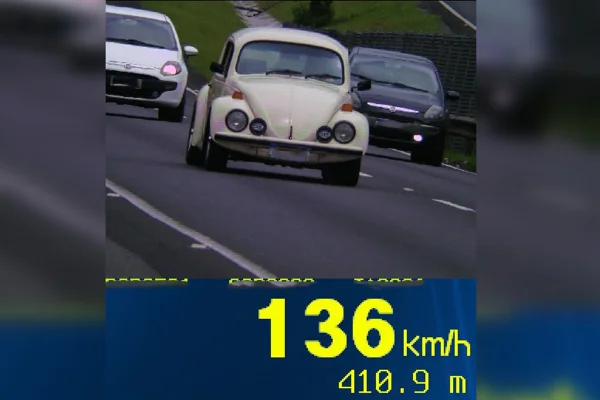 Imagem colorida mostra fusca a 136 km/h | Metrópoles