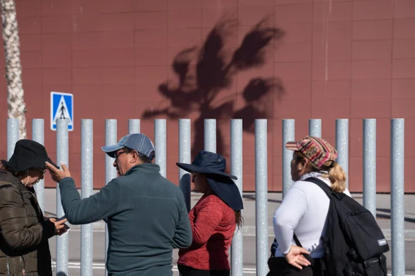 Família de bolivianos presos em porto de Barcelona, na Espanha, devido a irregularidades em vistos - Metrópoles