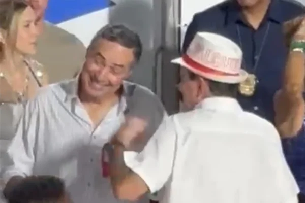 Imagem mostra ministro Luis Roberto Barroso, do STF, e prefeito Eduardo Paes (RJ) conversando na Sapucaí - Metrópoles