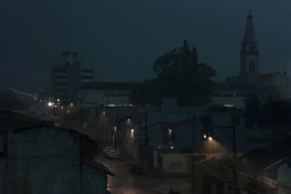 Temporal deixa céu escuro e transforma dia em “noite” no RS