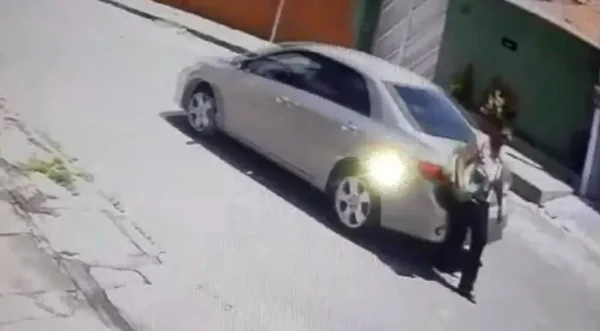 Imagem colorida do momento que idosa é atropelada - Metrópoles