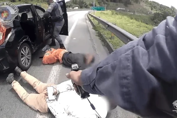 Bodycam da Polícia Militar (PM) mostra momento em que vítima de sequestro é libertada.