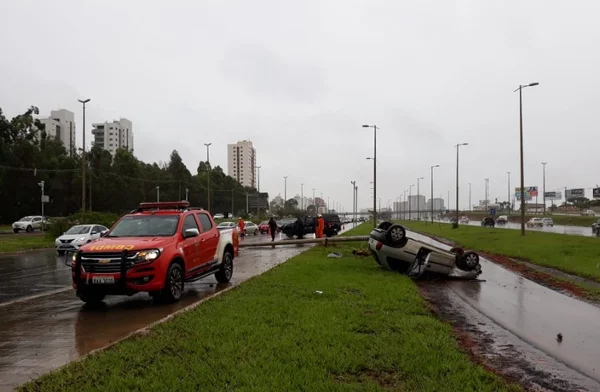 Carro bate em poste e interdita três faixas da EPTG neste sábado (10)