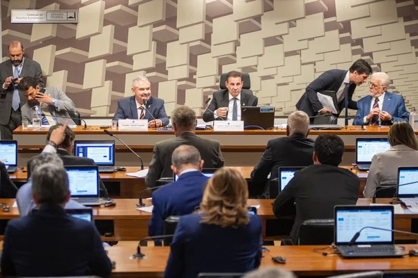 Senadores pedem vista, e votação do marco fiscal sem o FCDF é suspensa