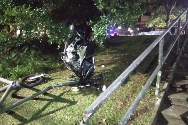 Motocicleta ficou presa em árvore após acidente de trânsito