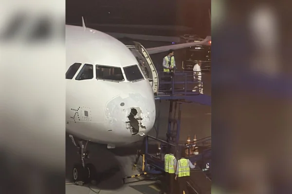 Imagem colorida, avião danificado na Indía- Metrópoles