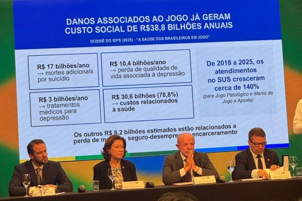 Imagens coloridas mostram o presidente Lula em bandada ao lado de ministros falando sobre proibição das bets no país