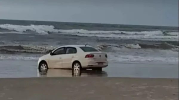Idosa é encontrada morta em carro