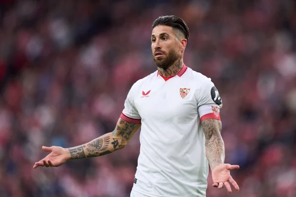 Foto colorida de Sergio Ramos com a camisa do Sevilla - Metrópoles