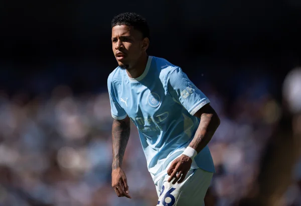 Savinho com a camisa do Manchester City