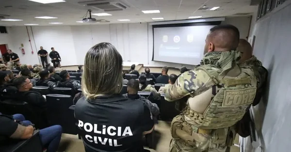 Imagem colorida de policiais envolvidos na operação contra facção que organiza bondes para assassinar grupos rivais em Salvador (BA) - Metrópoles