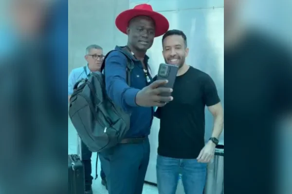 Janones é tietado por fila de “soldados” em aeroporto no domingo de eleição