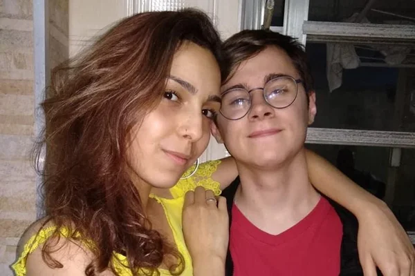Namorada de Rafael Miguel diz que pai “quebrou prato” em sua cabeça