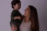 Petra Mattar e o filho, Makai, posam juntos e sorridentes Petra Mattar e o filho, Makai, posam juntos e sorridentes