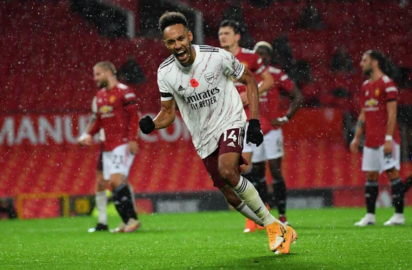 Arsenal bate o Manchester United, quebra tabu de 14 anos e se recupera no Inglês