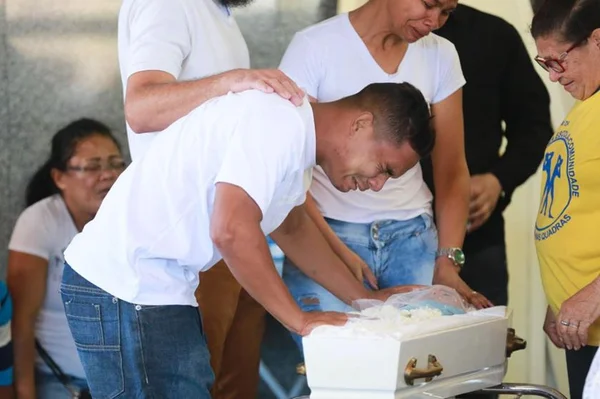 Comoção e revolta marcam enterro de irmãs e bebê atropelados no Gama