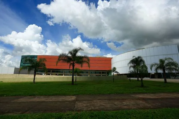 Distrital vai à Justiça contra compra de carros para Mesa da CLDF