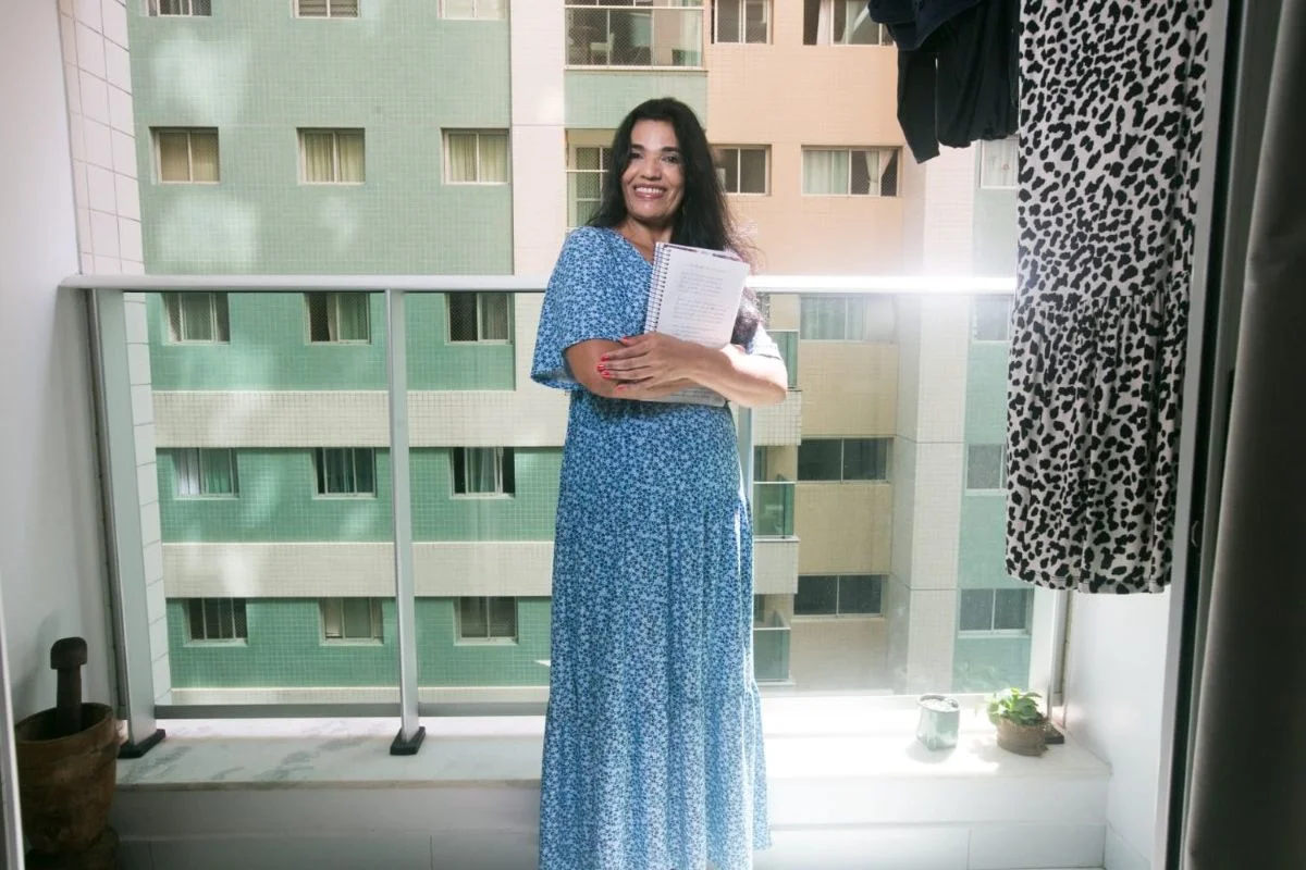 Dora, de 57 anos, divide o sonho de publicar poemas com o trabalho de passadeira de roupas Dora, de 57 anos, divide o sonho de publicar poemas com o trabalho de passadeira de roupas