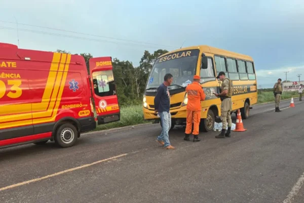 Imagem colorida, TO: ciclista morre após ser atropelado e arrastado por ônibus escolar - Metrópoles