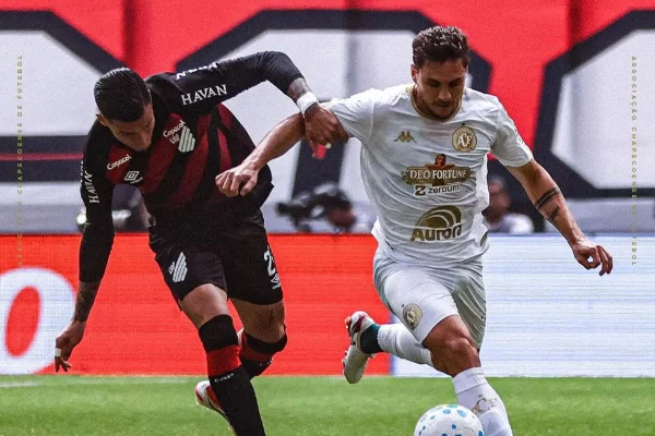 Athletico-PR bate Chapecoense por 2 x 0 e se aproxima do G4