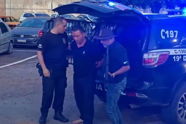 Homem esfrega pênis em jovem que cochilava em ônibus no DF e é preso