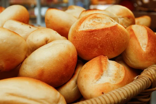 Padaria é condenada a pagar indenização por esparadrapo em pão