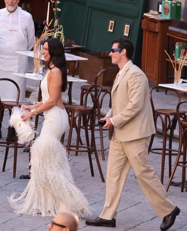 Dua Lipa apostou em estilistas diferentes para cada fase do seu casamento; confira - destaque galeria Dua Lipa apostou em estilistas diferentes para cada fase do seu casamento; confira - destaque galeria