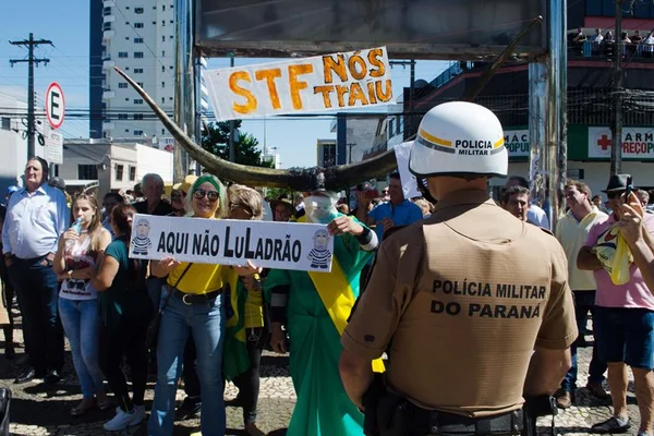 Segurança da caravana de Lula agride repórter de O Globo