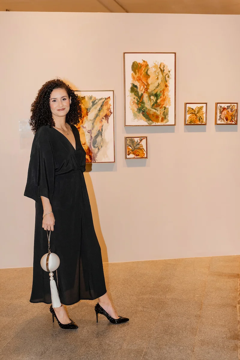 Artistas visual, fotógrafa e designer de moda, Thamires investiga memória, afeto e paisagem como territórios simbólico. Para Constelações Contemporâneas, trouxe a série Serra Dentro