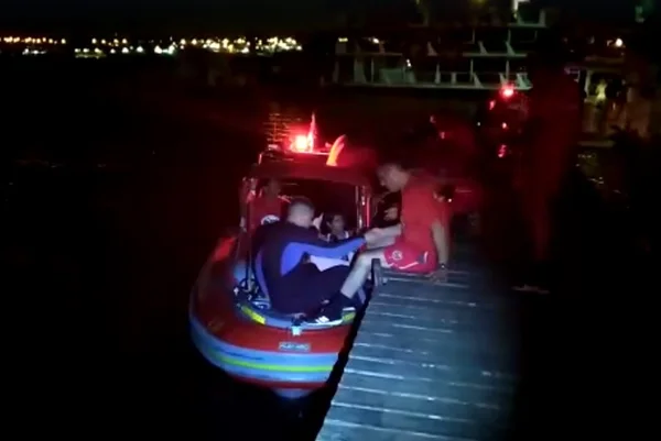 Barco à noite no Lago Paranoá ao lado de deck