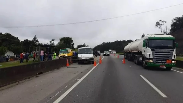 Bebê de 3 meses morre em acidente envolvendo carreta e van em SP