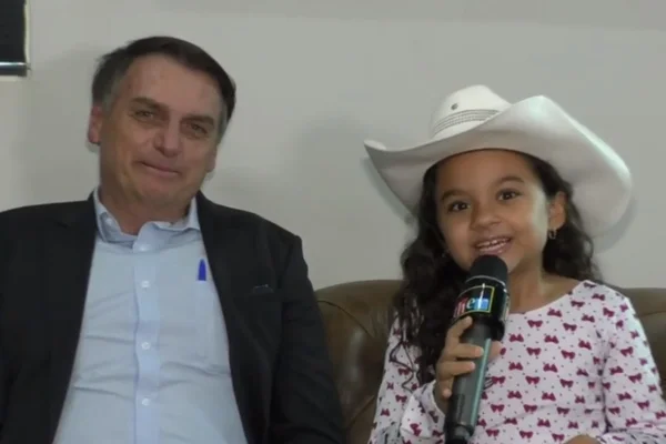 De atentado a churrasco: repórter mirim entrevista Bolsonaro. Assista