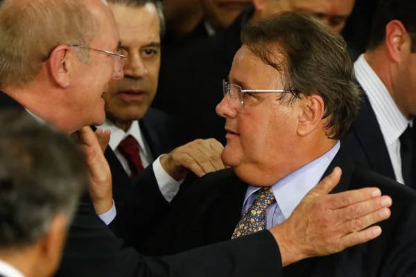 Geddel divide cela com nove detentos, corta cabelo e toma banho frio
