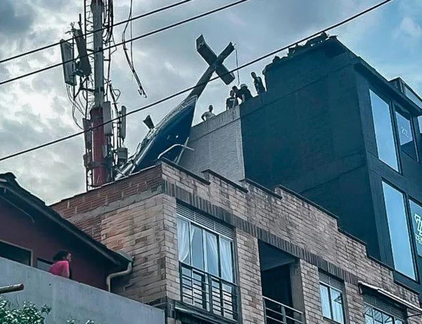 Na foto, helicóptero pendurado em antena de comunicação