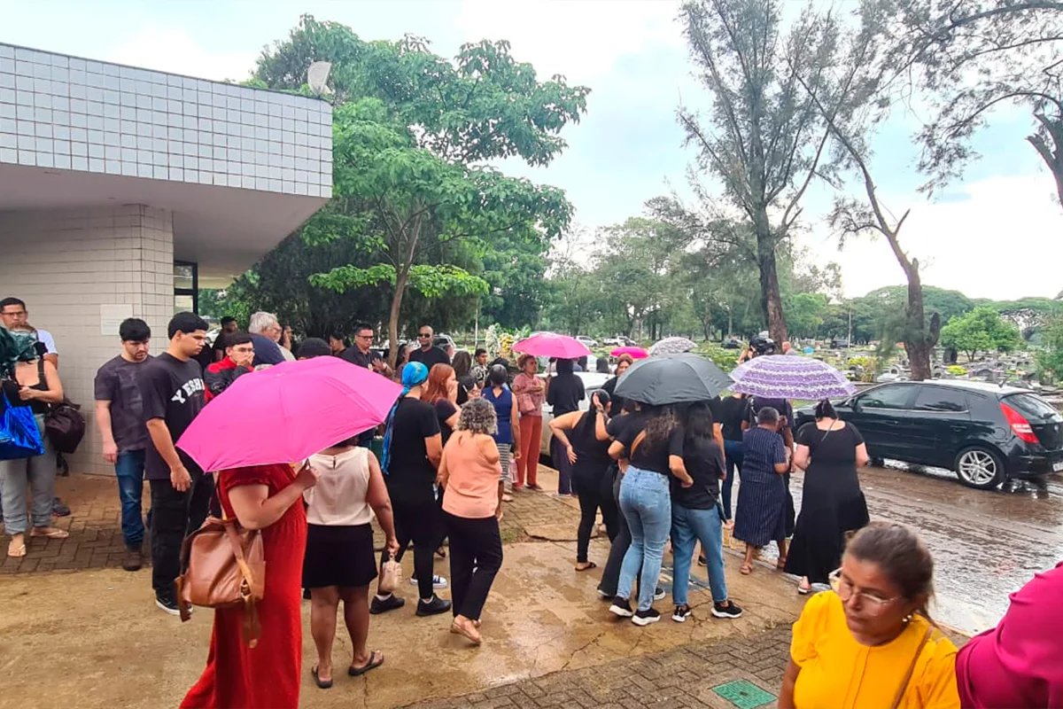 Mesmo sob chuva, uma multidão acompanhou a cerimonia de enterro de Larissa Mesmo sob chuva, uma multidão acompanhou a cerimonia de enterro de Larissa