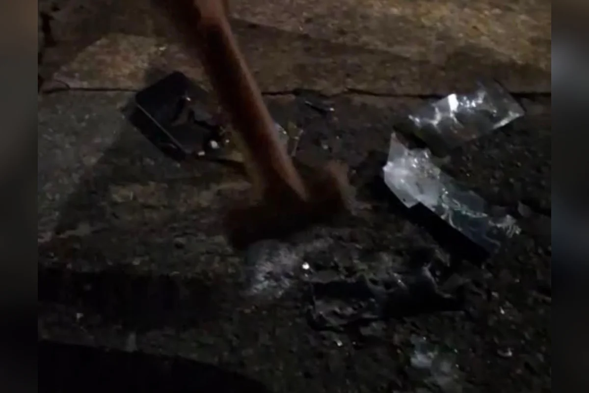 Uma terceira pessoa foi indiciada por destruir um celular onde continha provas Uma terceira pessoa foi indiciada por destruir um celular onde continha provas