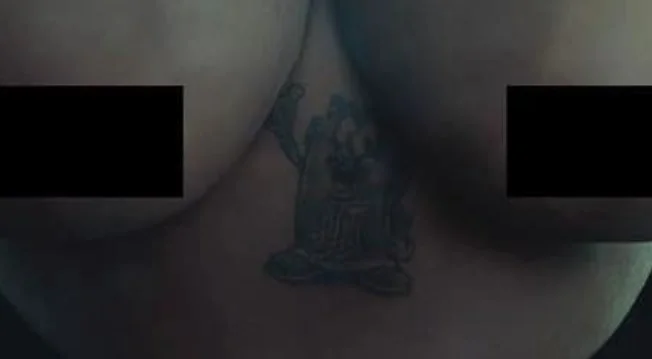 Ela possui uma tatuagem do personagem Toddynho entre os seios Ela possui uma tatuagem do personagem Toddynho entre os seios