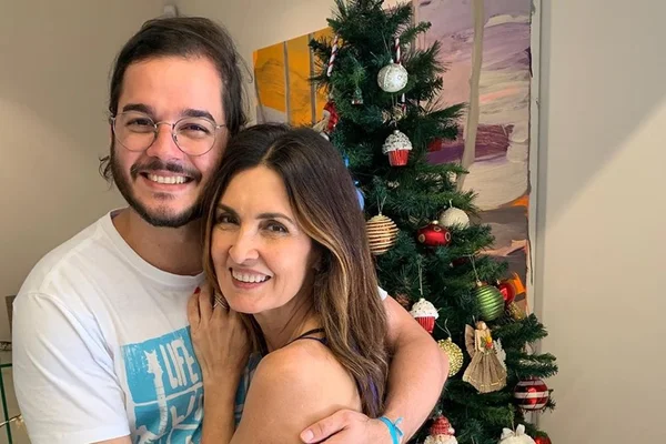 Após noite com filhos, Fátima Bernardes comemora Natal com Túlio