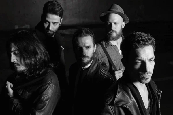 foto preto e branco da banda NX Zero
