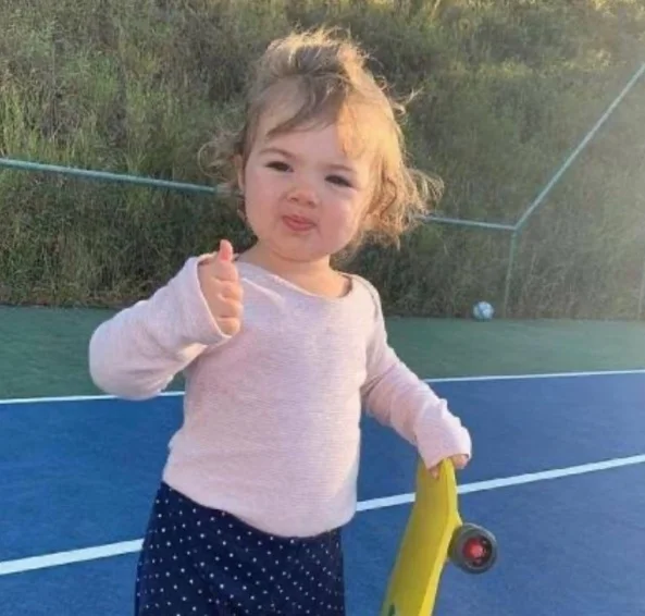 Tatá mostra filha com skate e brinca sobre Olimpíadas: “2028 talvez”
