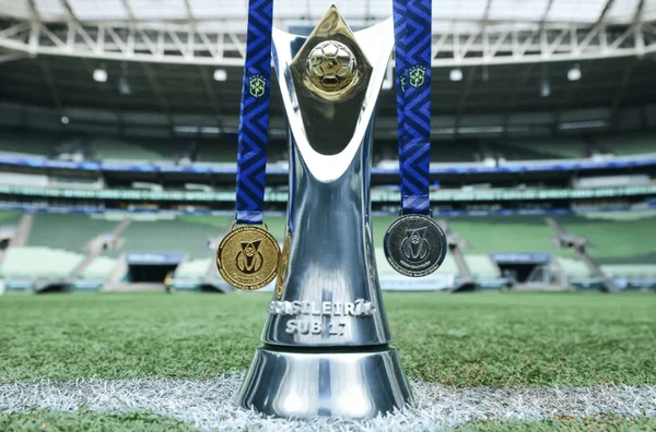 Taça de campeão e medalhas do Brasileirão Sub-17