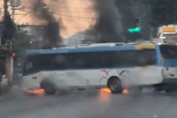 Imagem colorida,Rio: líder do CV ordenou furar pneus e queimar ônibus para barricadas- Metrópoles