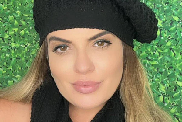 Foto colorida de Adriana Thyssen usando touca - Metrópoles
