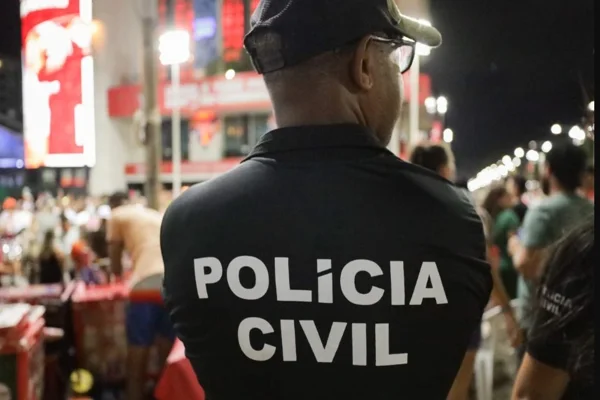imagem colorida de policial civil no carnaval de salvador, bahia