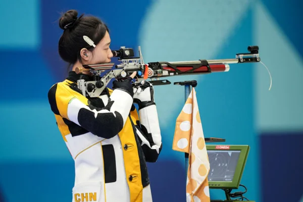 Imagem colorida de chinesa campeã da primeira medalha de ouro em Paris- Metrópoles
