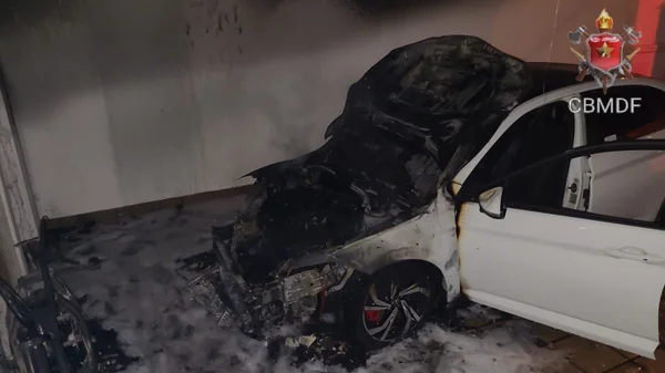 Carro e moto pegam fogo dentro de garagem de casa no Lago Norte